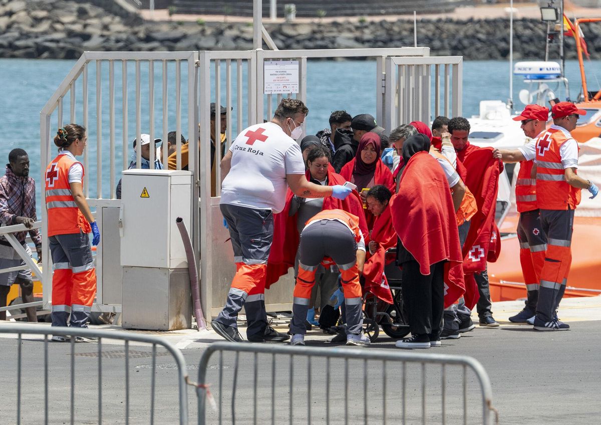 Una mujer sin piernas, entre las 38 personas rescatadas de una neumática cerca de Lanzarote