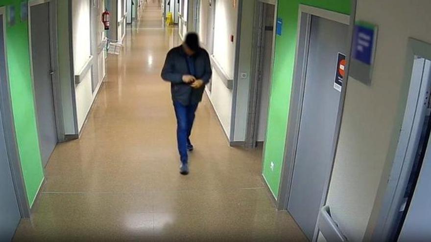 Así robaba un hombre a personas mayores en sus habitaciones de un hospital en Torrevieja