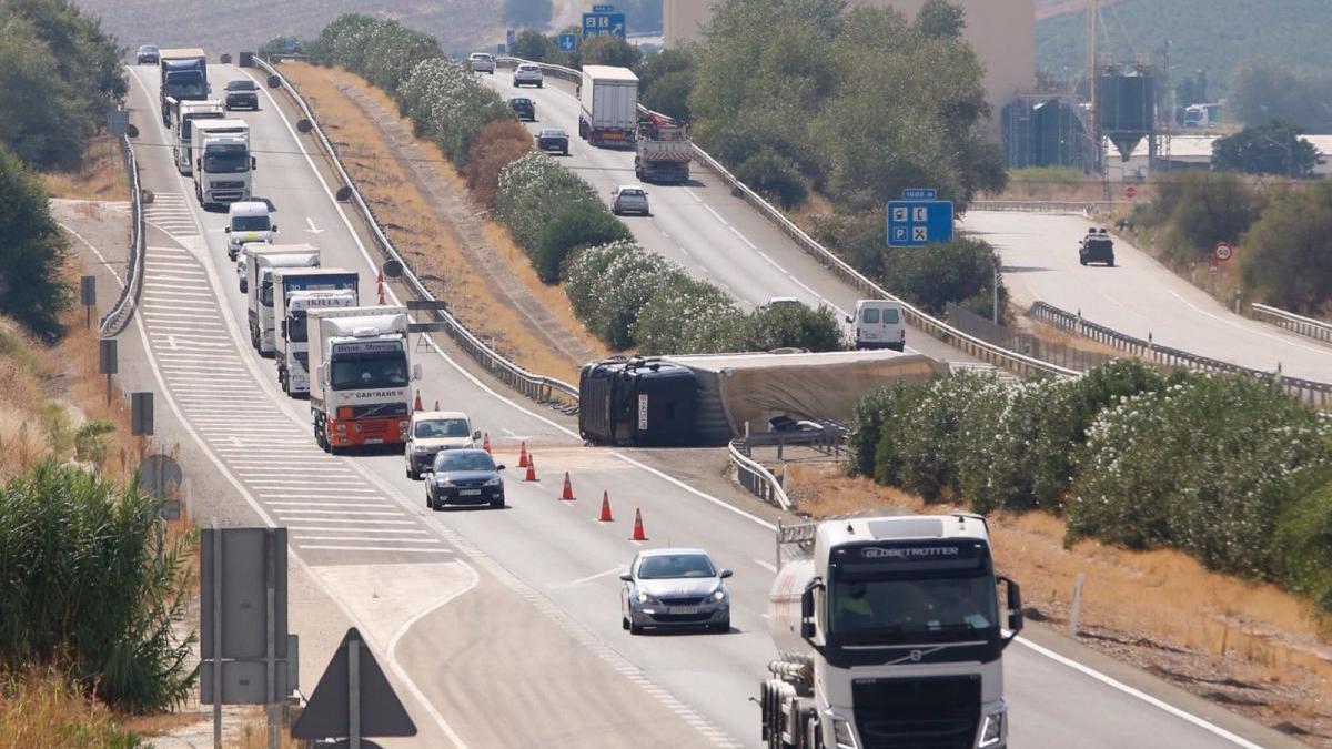 Herido leve al volcar el camión que conducía en la A-4