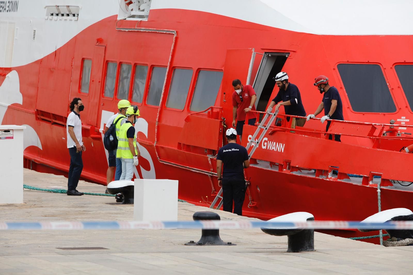 El barco accidentado 'San Gwann' llega al puerto de Ibiza