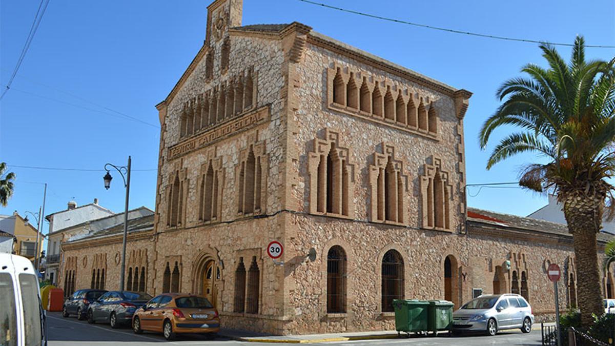 la-feria-comercial-de-catadau-llena-la-plaza-de-actividades