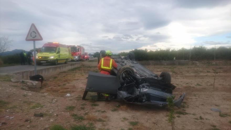 Heridos dos septuagenarios al volcar su coche en Algemesí