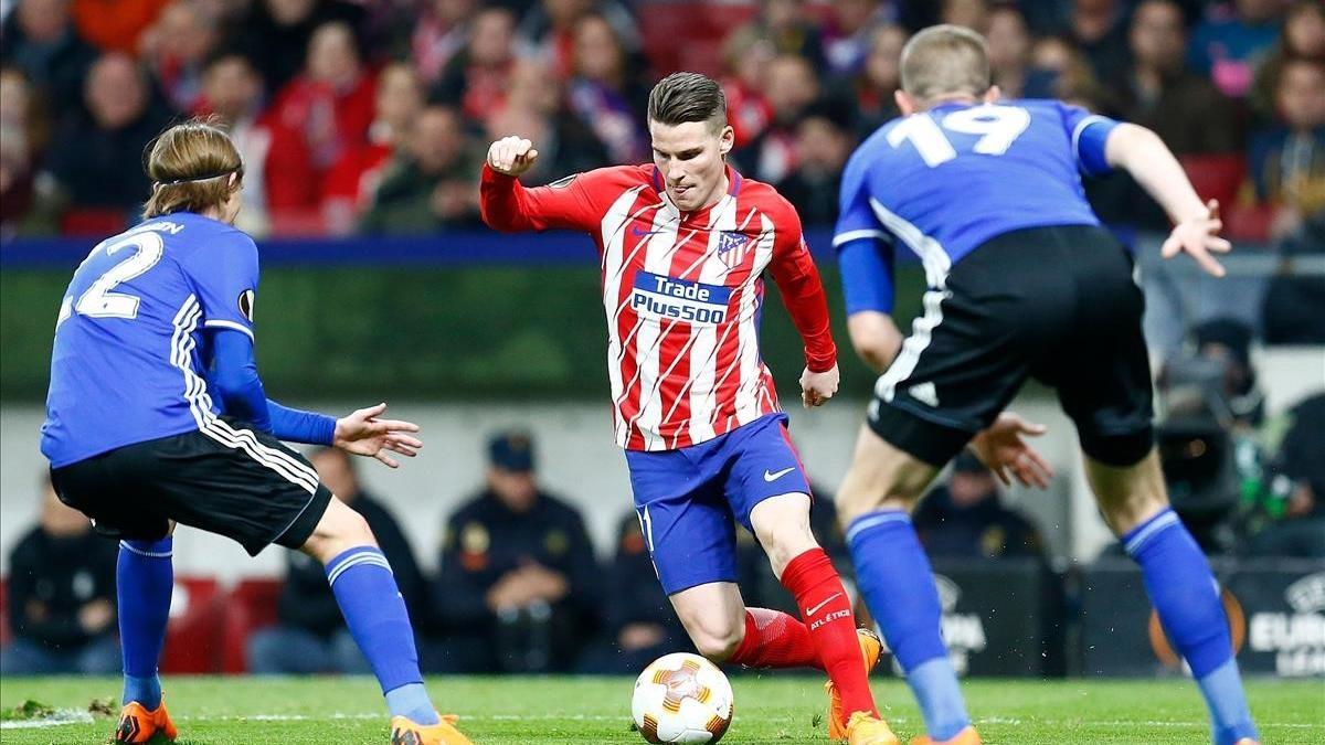 Gameiro intenta marcharse entre Ankerssen y Vavro