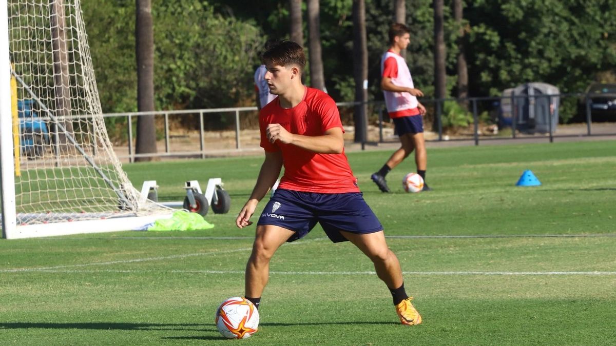 Manolillo, durante una sesión de trabajo del primer equipo en la Ciudad Deportiva.