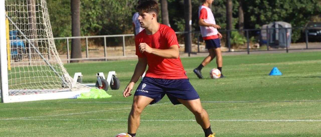 Manolillo, durante una sesión de trabajo del primer equipo en la Ciudad Deportiva.