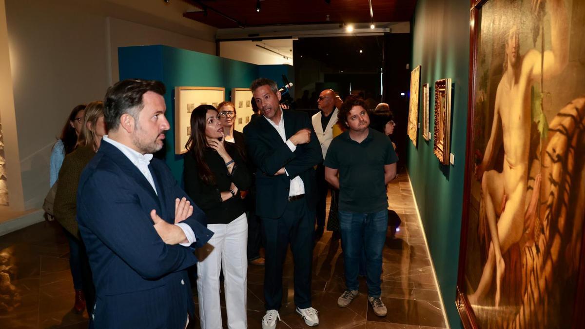 La exposición no solo reúne en Elche pintura y escultura, sino también tapices, grabados y objetos arqueológicos