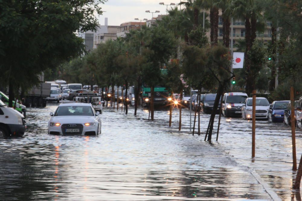 El paseo marítimo de Huelin y la calle Pacífico amanecían inundadas por el agua y provocando retenciones de tráfico.