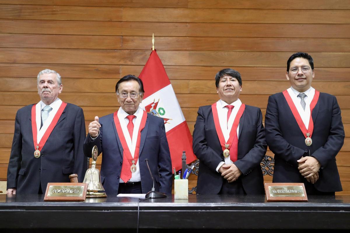 El congresista José María Balcázar jura como nuevo presidente interino de Perú