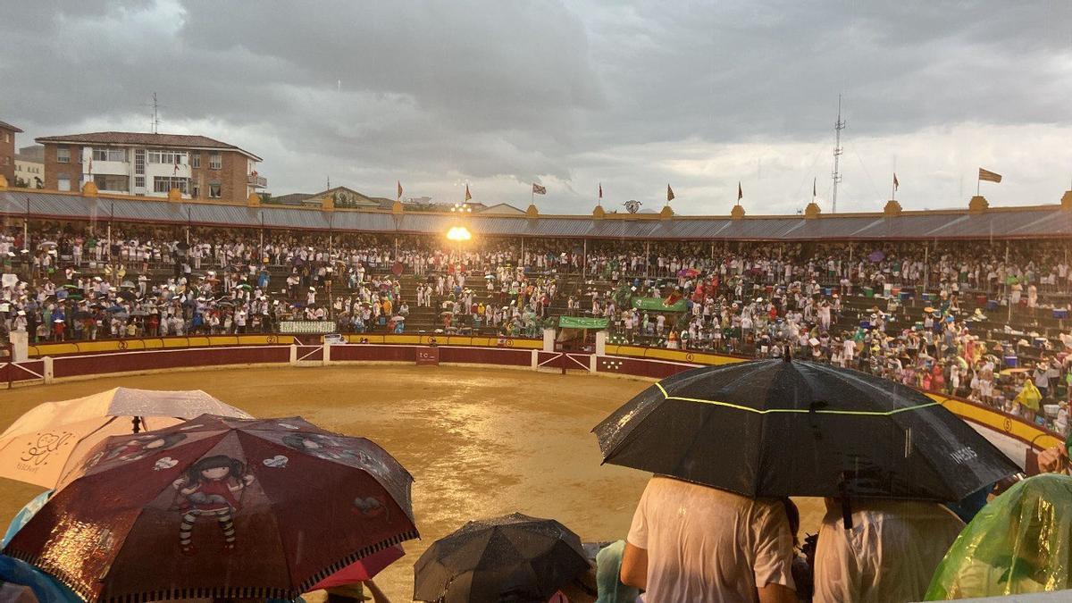 El cuarto festejo de la Feria de la Albahaca se ha suspendido por la fuerte lluvia.