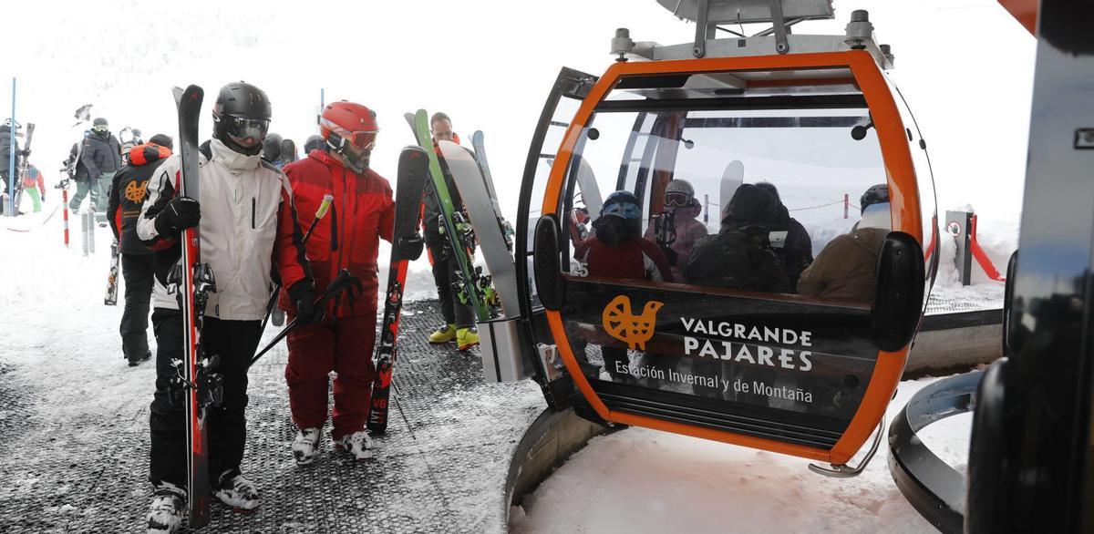 Esquiadores en la zona baja de Pajares. | FERNANDO RODRÍGUEZ