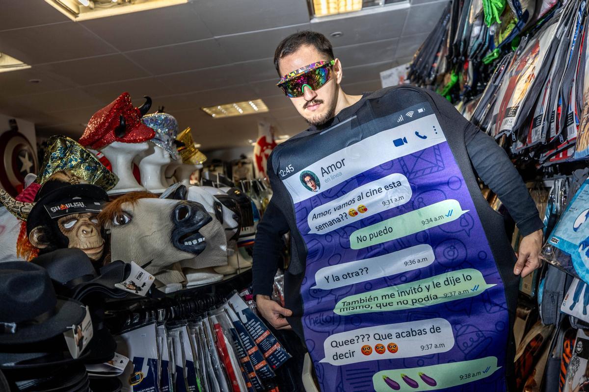 Barcelona 5/02/2026 OnBarcelona Disfraces originales para Carnaval en la tienda de disfraces Atucom. AUTOR: JORDI OTIX