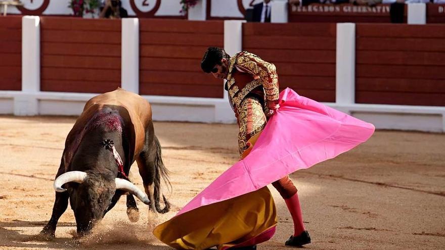Revolera de Juan José Padilla ante el primer toro de la feria.