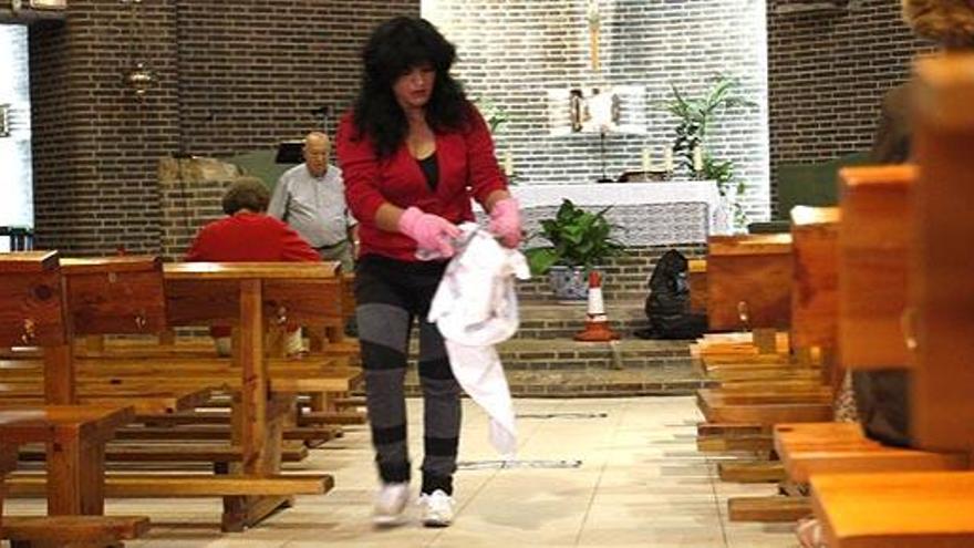 Una mujer realiza tareas de limpieza el pasado viernes en la iglesia de Santa María del Pinar de Madrid.