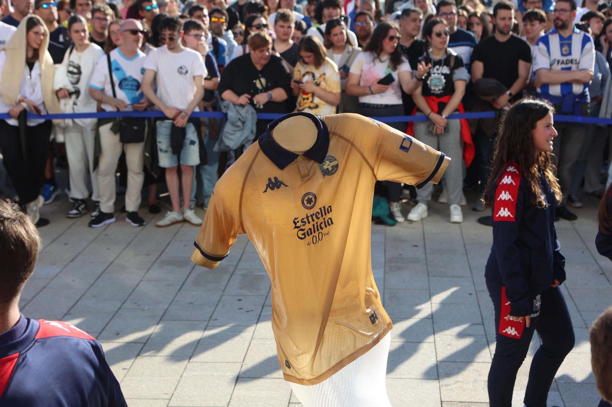 El Deportivo presenta una camiseta homenaje por el 25 aniversario de la Liga