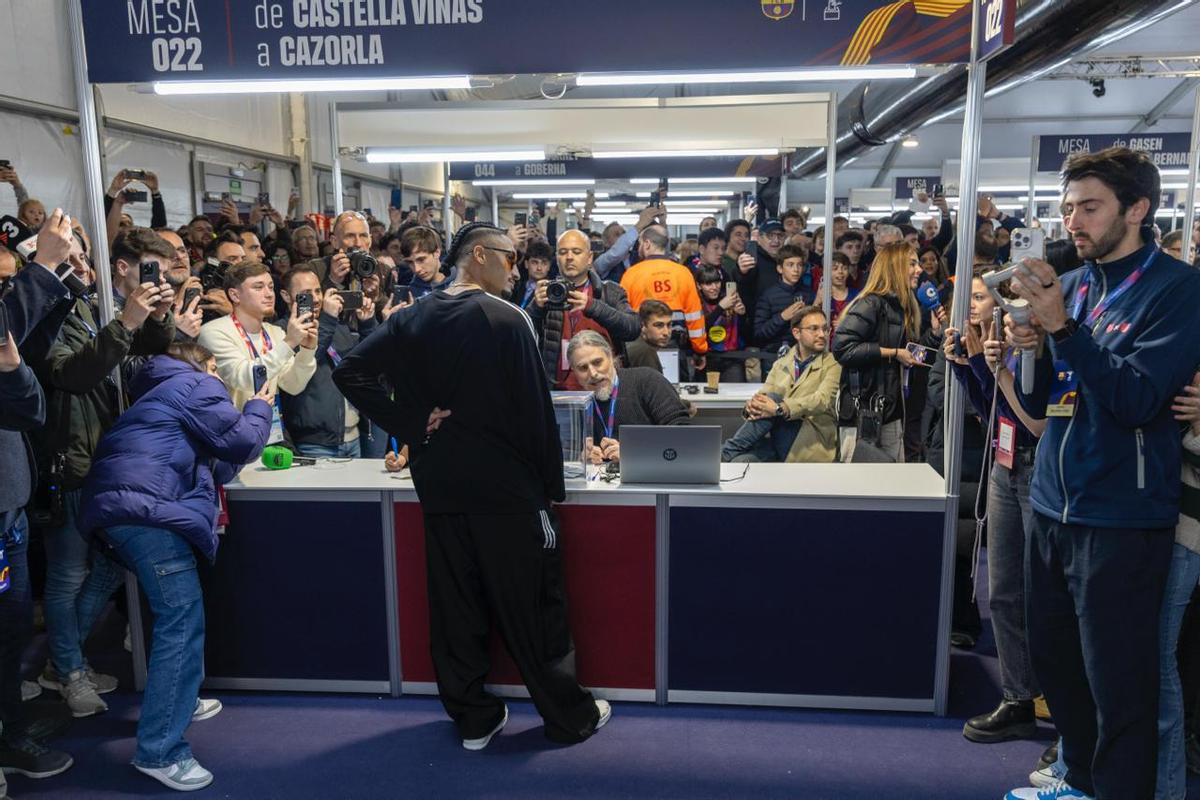 ¡Hansi Flick y los jugadores ejercen su derecho a voto junto a Joan Laporta! ¡Hansi Flick y los jugadores ejercen su derecho a voto junto a Joan Laporta!