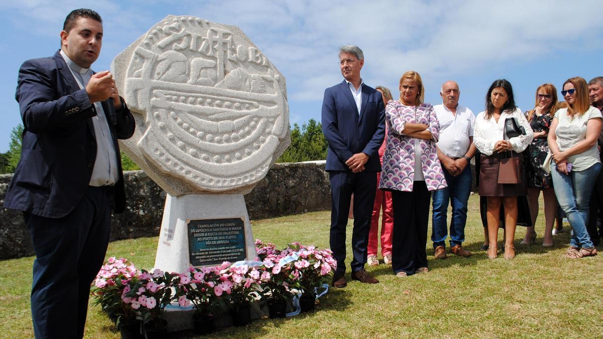 La presentación de la escultura que reproduce la moneda de Adro Vello, en el atrio de San Vicente, en 2017.