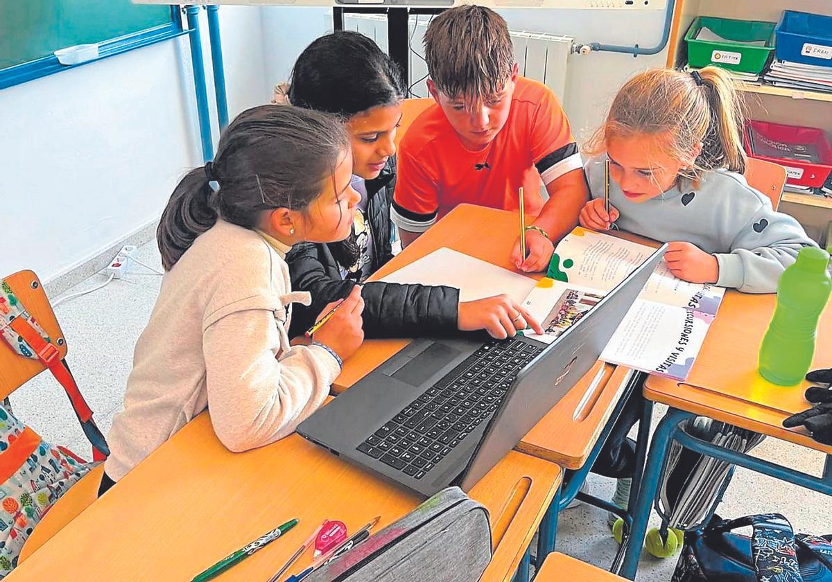 Alumnos del colegio Iznájar Norte trabajan en la publicación escolar 'Aldealándalus'.