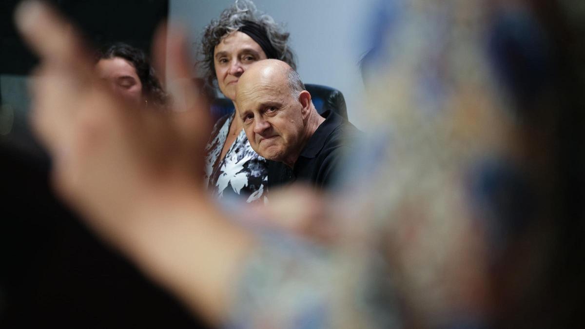 Emilio Cuevas acompañado de su mujer, Maria José Blanco, durante el homenaje que el Gobierno de Canarias le hizo al científico en 2023.