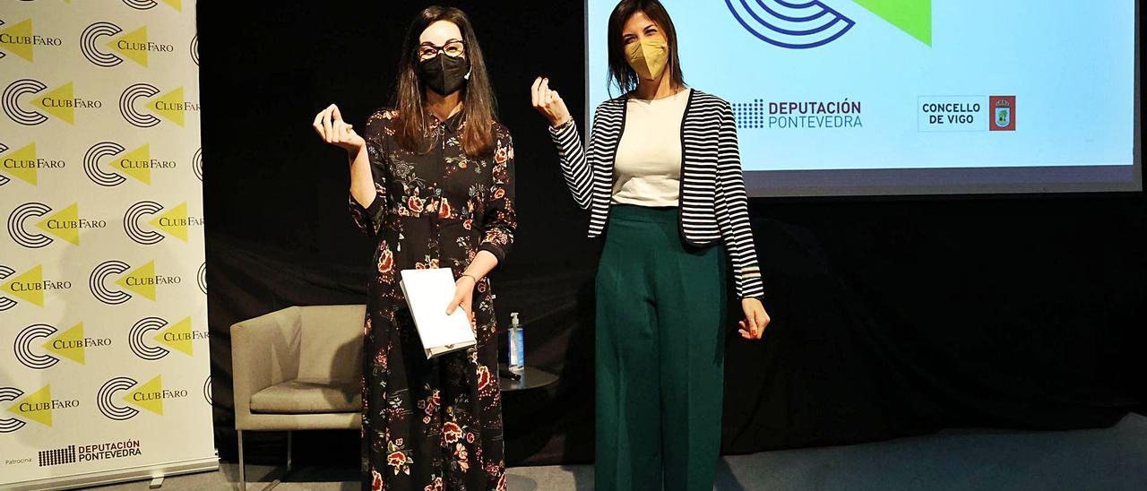 De iz. a dcha., Cintia Salido y Gemma Ramírez ayer,en la conferencia del Club FARO. |  // ALBA VILLAR