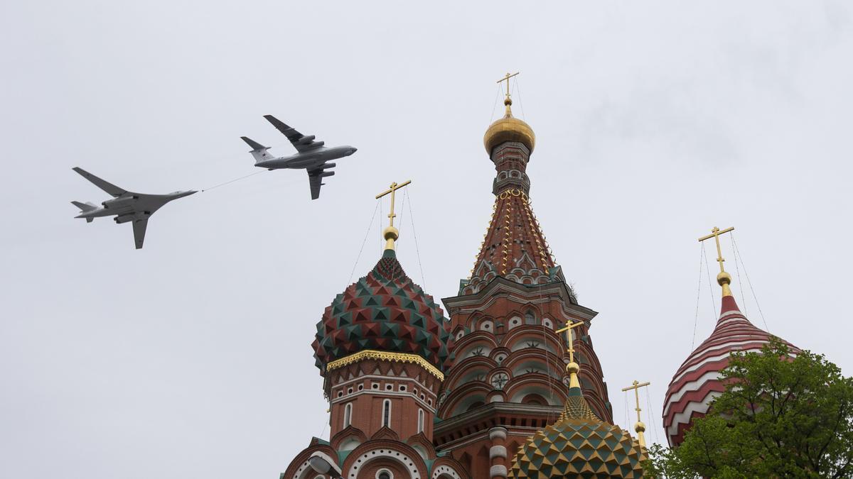 Un avión de reabastecimiento Il-78 y un bombardero estratégico Tu-160 en un desfile militar en Moscú