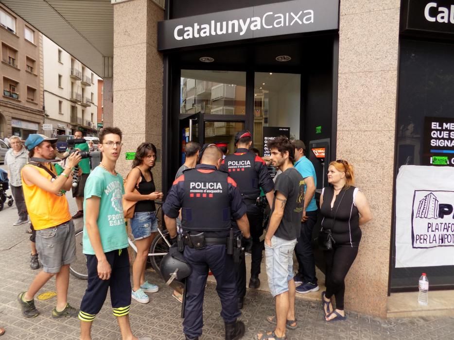 Protesta de la PAHC a l'oficina de Crist Rei del BBVA