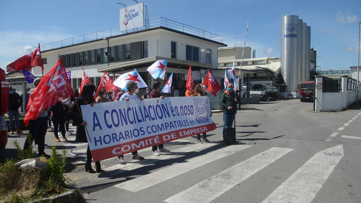 Un momento de la concentración a las puertas de la factoría.