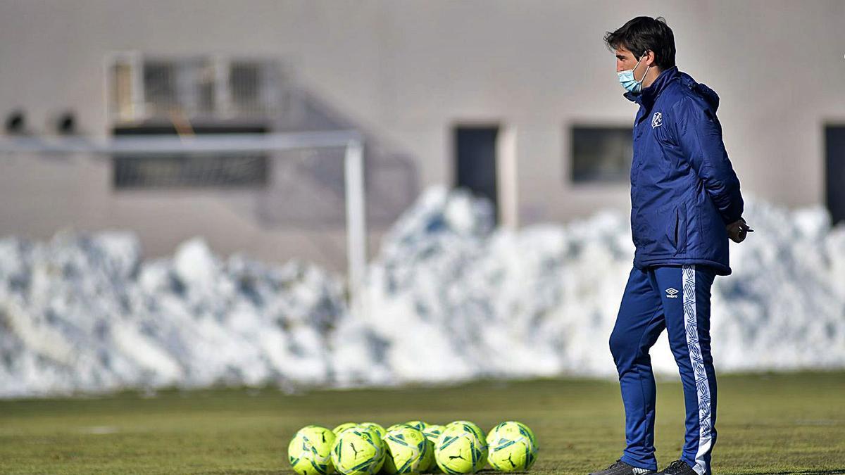 El técnico del Rayo, Andoni Iraola, dirige el último entreno antes de poner rumbo a Miranda.