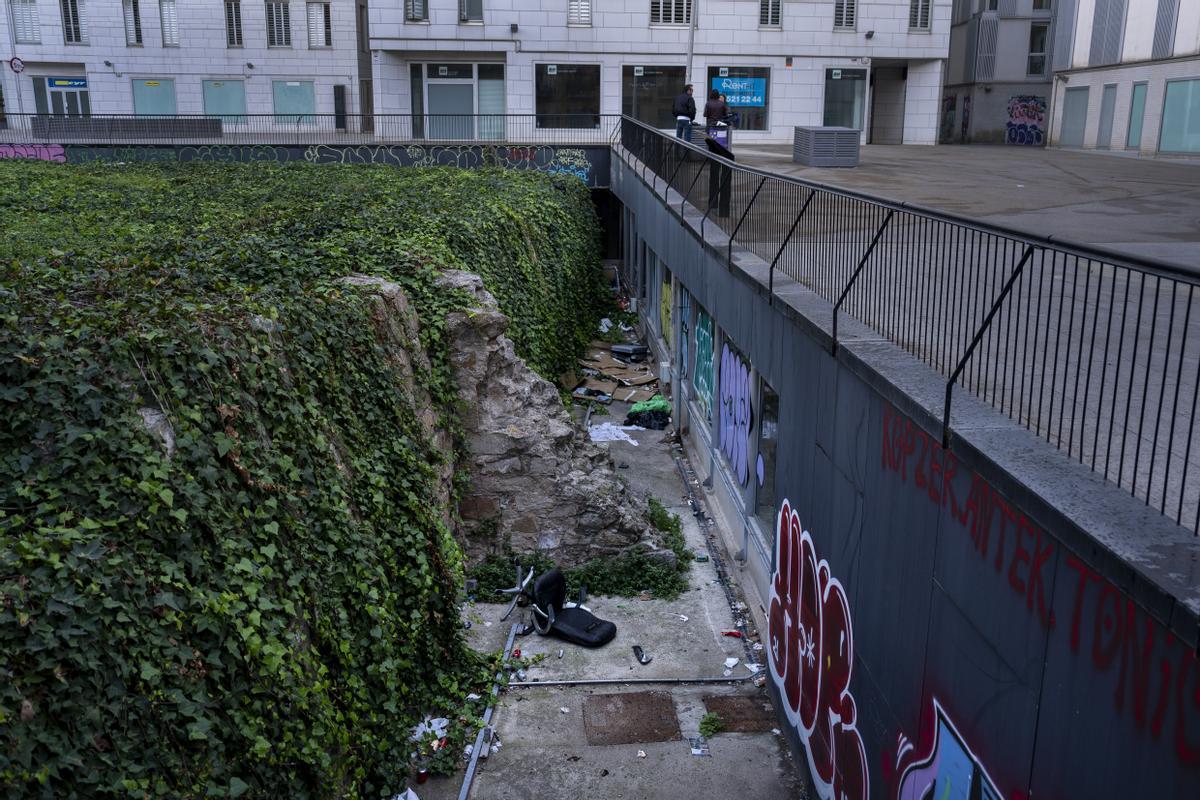 Basura, trastos viejos y restos de un campamento en el foso que separa el Baluard del Migdia de un aparcamiento subterráneo