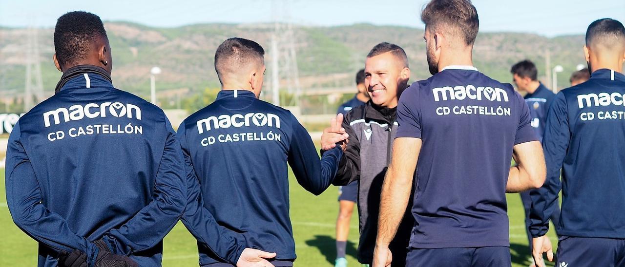 El técnico ‘orellut’, Sergi Escobar, saluda a sus jugadores al inicio del entrenamiento en Marina d’Or.