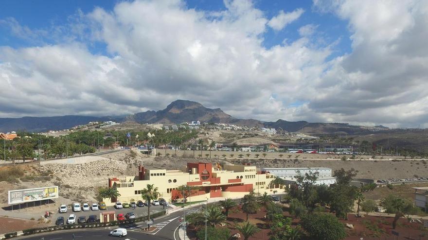 Un vehículo se da a la fuga en Tenerife, embiste a otro coche y la Policía detiene a sus tres ocupantes