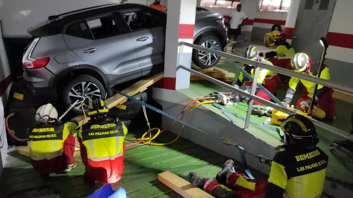 Un coche se precipita por una rampa de un garaje en Las Palmas de Gran Canaria