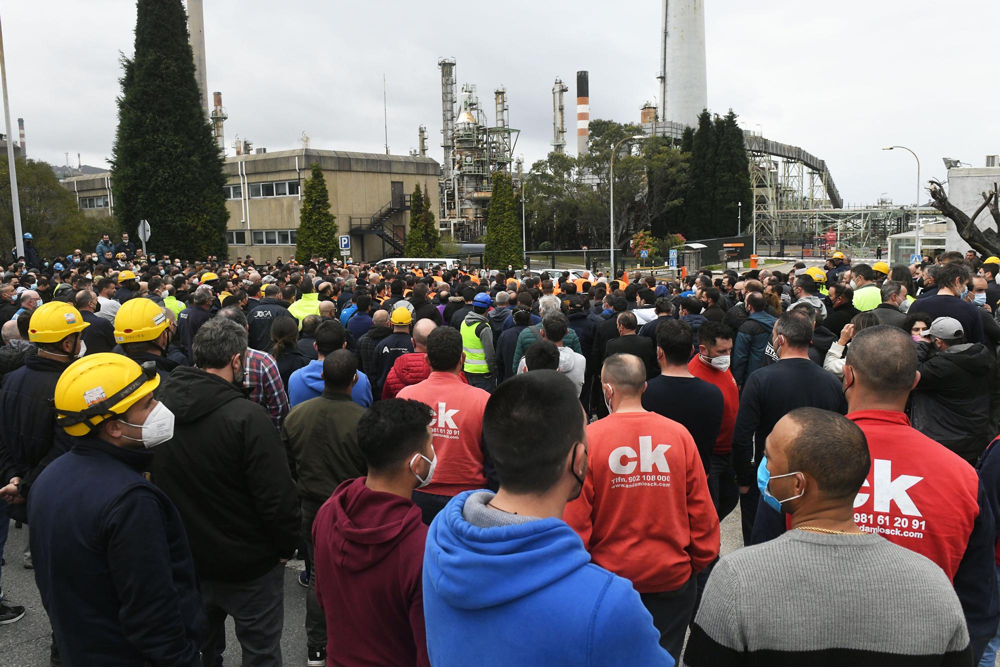 Repsol suspende los trabajos en la refinería en señal de duelo