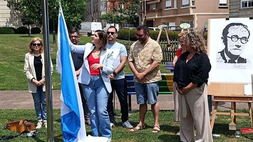 Izado da bandeira coa imaxe de Castelao ó fondo. | S.Á.