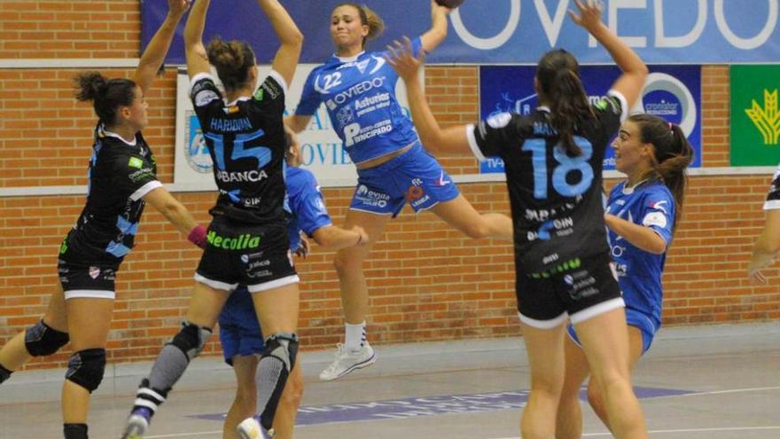 Sara García, con el balón, se dispone a lanzar en el partido de ayer ante el Atlético Guardés.