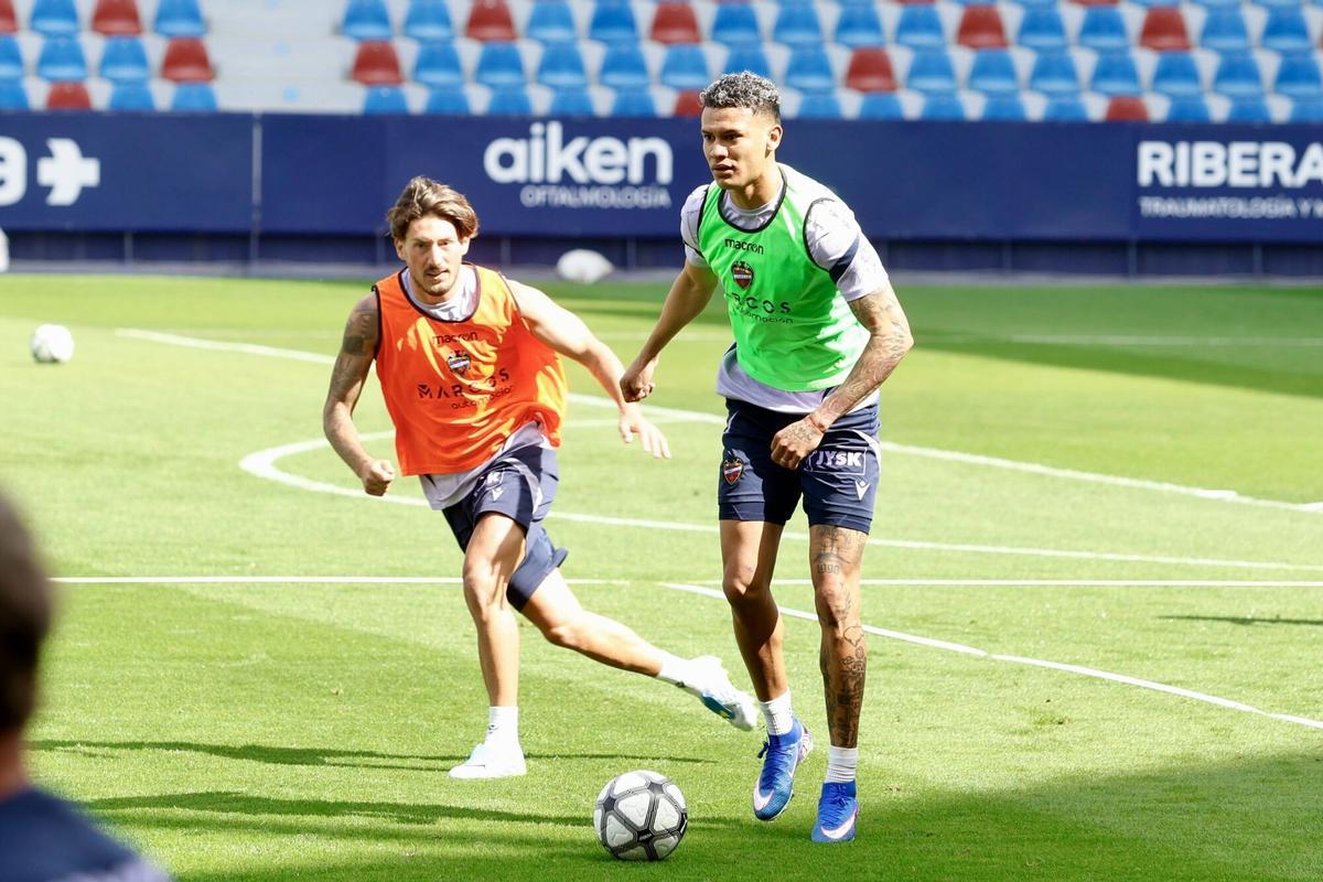 Entrenamiento a puertas abiertas del Levante UD en el Ciutat de ...
