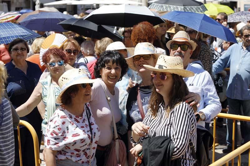 Besamanos en la Plaza de la Virgen