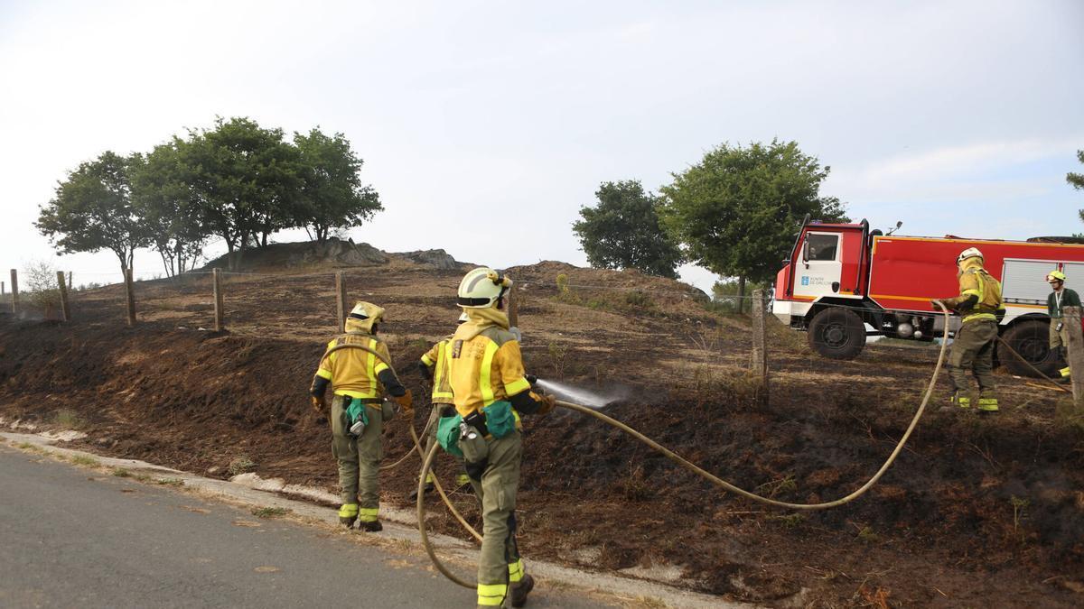 Bomberos trabajando en la extinción del incendio de este miércoles en Taboada.