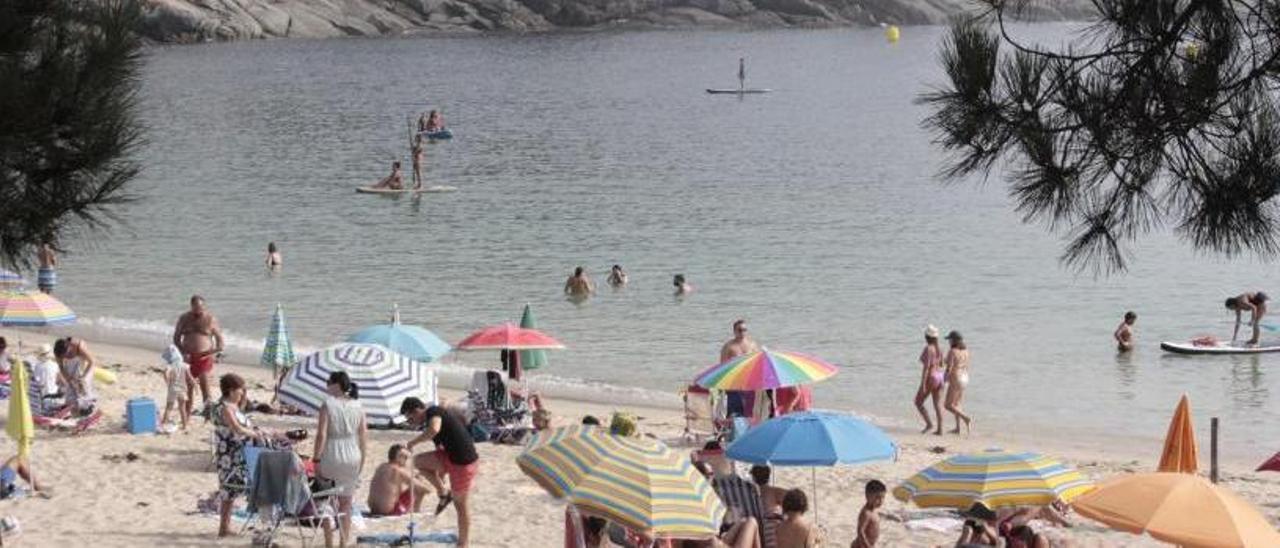 La playa de Area de Bon, ayer, con varios bañistas usando tablas de paddle surf cerca de la orilla. |   // SANTOS ÁLVAREZ