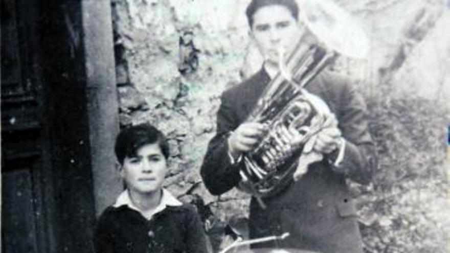 Benjamín Balsera, de pie, junto a su hermano Pepe, a la batería.