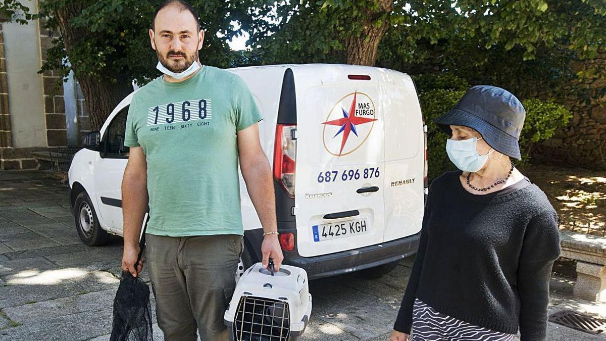 Maica González, junto al trabajador del Centro de Recuperación que capturó la paloma.