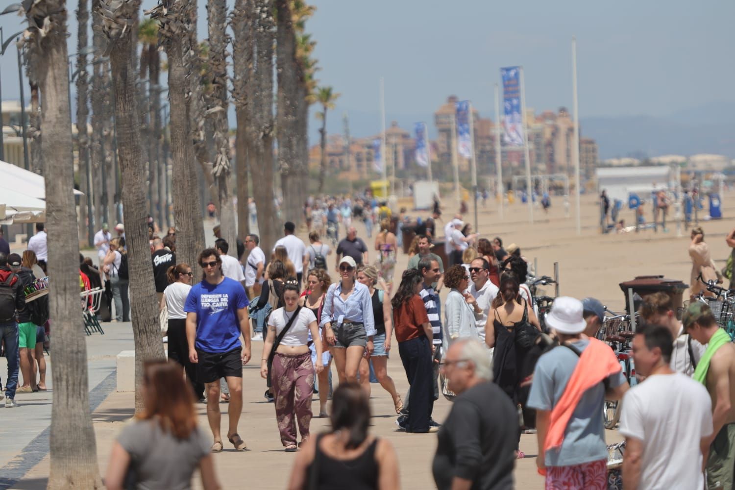 La playa de la Malvarrosa, abarrotada a finales de mayo