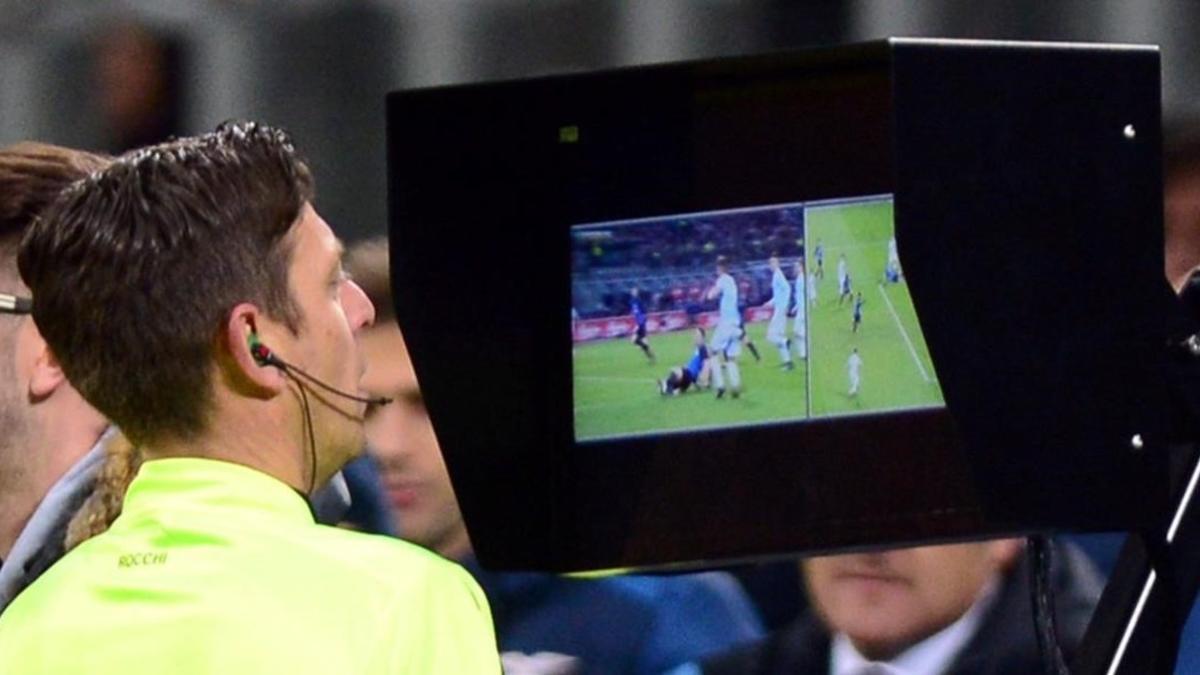 El árbitro Gianluca Rocchi repasa una acción del último Inter-Lazio, en San Siro, Milan.