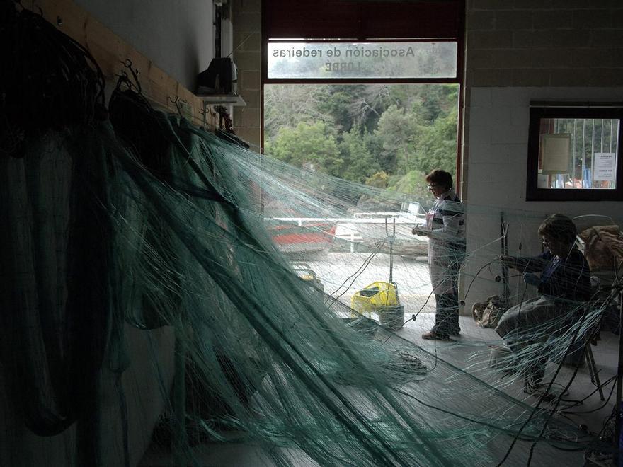 Mujeres reparando redes en A Guarda, 2005