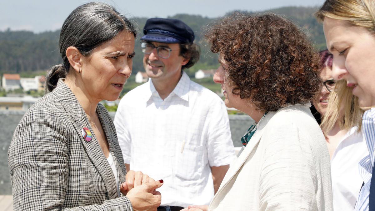 Mercedes Rosón fala con Goretti Sanmartín na primeira xuntanza entre PSdeG e BNG tralo 28M