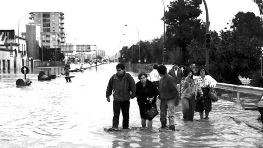 Un grupo de malagueños caminando por una de las zonas inundadas.