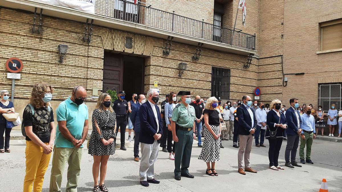 La subdelegada del Gobierno en Huesca, durante el minuto de silencio en Barbastro.