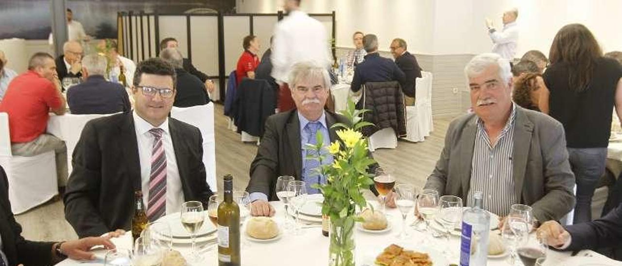 José Luis Mosquera, en el centro, durante el homenaje. // J.Regal