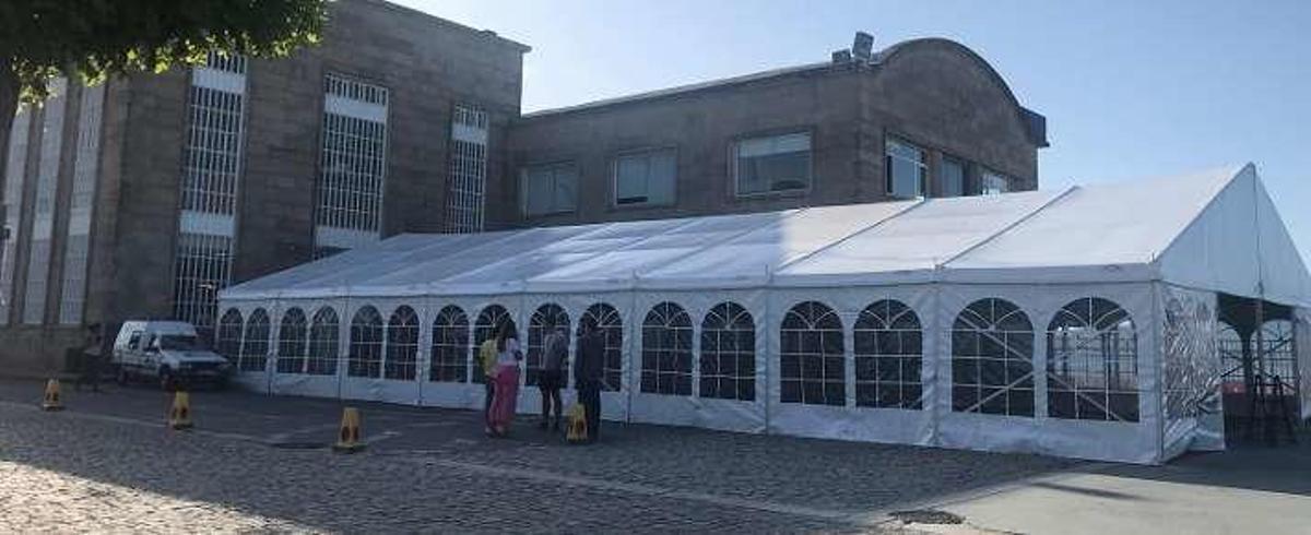 Carpa donde 60 azafatas de Intercruises harán el "checking" hoy de 1.200 maletas. // FdV