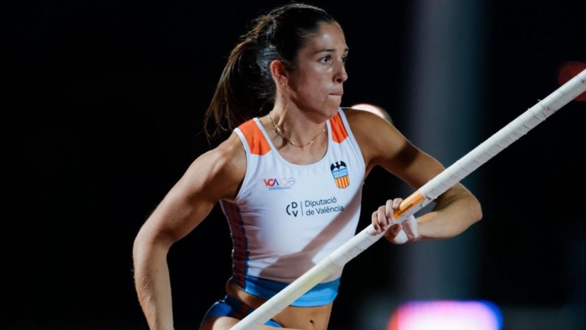 La manresana Mònica Clemente en un dels intents en salt de perxa