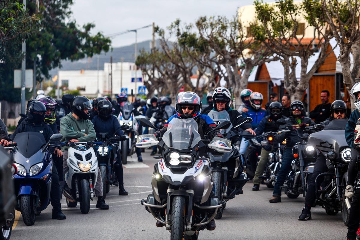 El cortejo fúnebre del Pitiús Team Motoclub al joven motorista fallecido en Ibiza